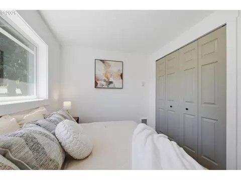 Bedroom - 2453 37th St, Springfield, OR 97477 photo 7 of 11