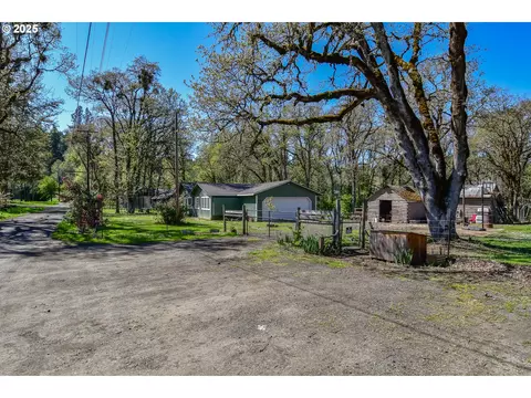 143 Schloeman Ln, Glide, OR 97443