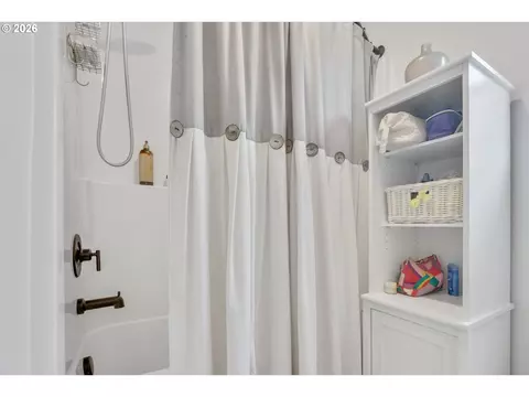 Bath - 2945 S Jasper Dr, Cornelius, OR 97113 photo 5 of 5