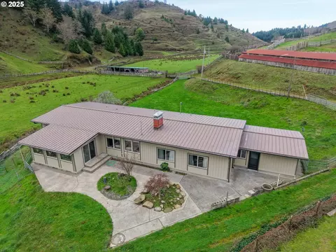 70033 Larsen Ranch Rd, North Bend, OR 97459