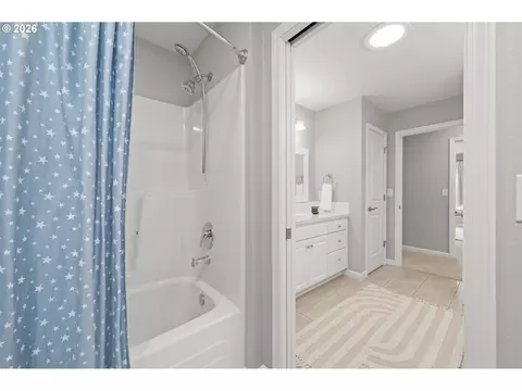 Bath - 3217 Boardwalk Ave, Eugene, OR 97401 photo 6 of 6