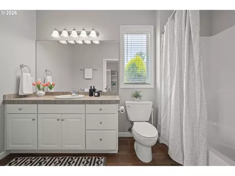 Bath - 3217 Boardwalk Ave, Eugene, OR 97401 photo 4 of 6