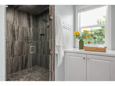 Bath - 3217 Boardwalk Ave, Eugene, OR 97401 photo 3 of 6