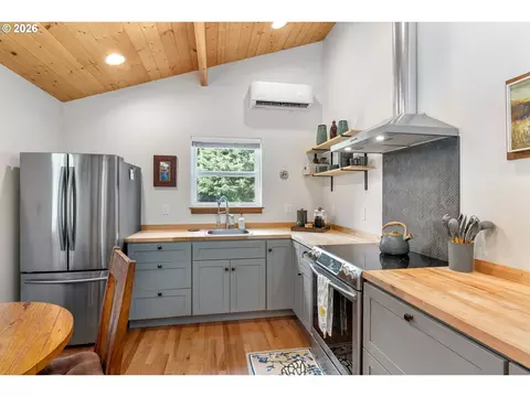 Kitchen - 1284 Canyon Rd, Appleton, WA 98602 photo 2 of 5