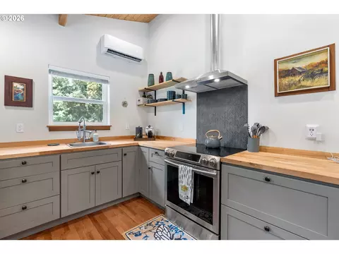 Kitchen - 1284 Canyon Rd, Appleton, WA 98602 photo 3 of 5
