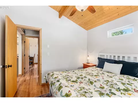 Bedroom - 1284 Canyon Rd, Appleton, WA 98602 photo 2 of 4