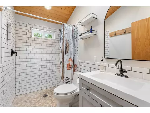 Bath - 1284 Canyon Rd, Appleton, WA 98602 photo 1 of 2
