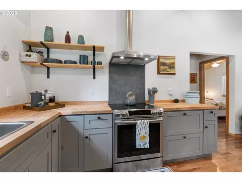 Kitchen - 1284 Canyon Rd, Appleton, WA 98602 photo 4 of 5