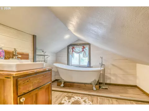 Bath - 73561 Williams Ln, Pendleton, OR 97801 photo 2 of 2
