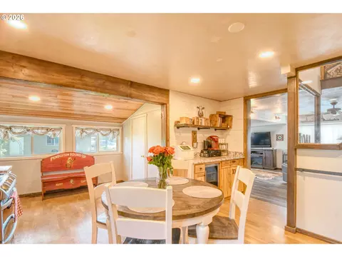 Dining - 73561 Williams Ln, Pendleton, OR 97801 photo 1 of 1