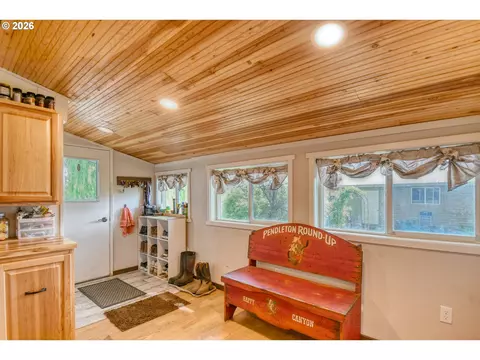 Entry Way - 73561 Williams Ln, Pendleton, OR 97801 photo 1 of 2