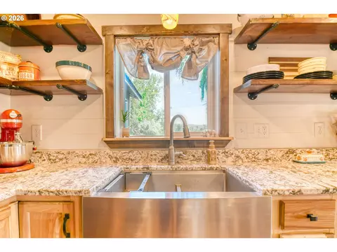 Kitchen - 73561 Williams Ln, Pendleton, OR 97801 photo 3 of 4