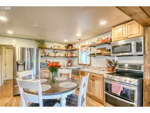 Kitchen - 73561 Williams Ln, Pendleton, OR 97801 photo 2 of 4