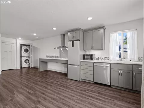 Kitchen - 703 N 34th Ter, Hillsboro, OR 97124 photo 5 of 5
