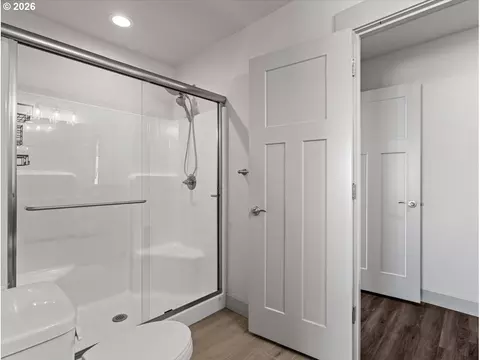 Bath - 703 N 34th Ter, Hillsboro, OR 97124 photo 6 of 6