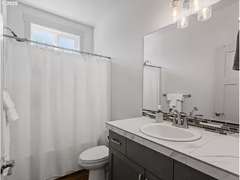 Bath - 703 N 34th Ter, Hillsboro, OR 97124 photo 3 of 6