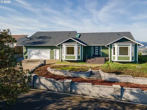 383 Ridgecrest Dr, Roseburg, OR 97471