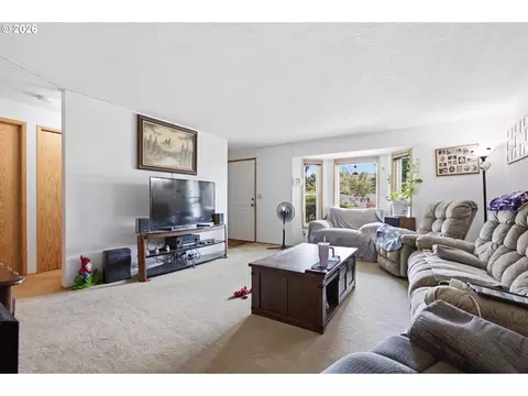 Living - 602 N Dolash Ct, Newberg, OR 97132 photo 3 of 3