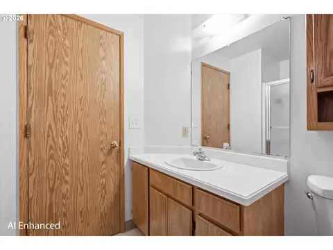 Bath - 602 N Dolash Ct, Newberg, OR 97132 photo 3 of 4