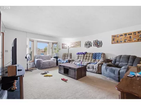 Living - 602 N Dolash Ct, Newberg, OR 97132 photo 1 of 3