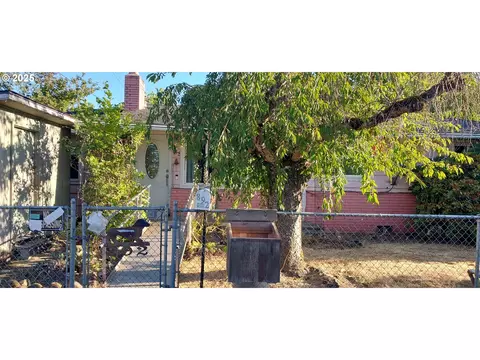 892 D St, Independence, OR 97351