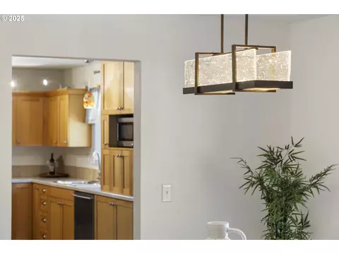 Dining - 23851 Schultz Rd NE, Aurora, OR 97002 photo 4 of 6