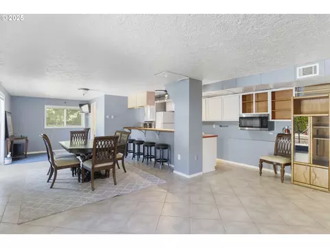 Dining - 23851 Schultz Rd NE, Aurora, OR 97002 photo 5 of 6