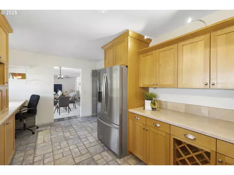 Kitchen - 23851 Schultz Rd NE, Aurora, OR 97002 photo 3 of 5