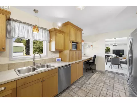 Kitchen - 23851 Schultz Rd NE, Aurora, OR 97002 photo 4 of 5
