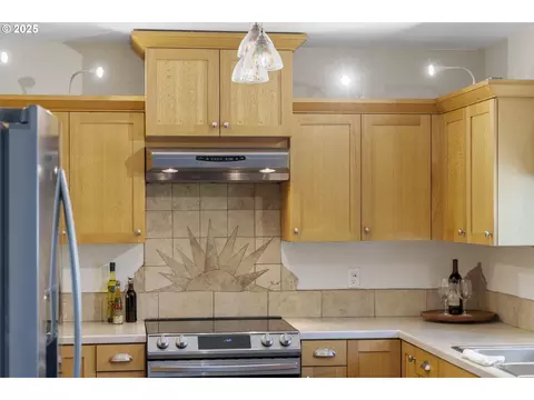 Kitchen - 23851 Schultz Rd NE, Aurora, OR 97002 photo 2 of 5