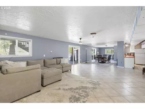 Living - 23851 Schultz Rd NE, Aurora, OR 97002 photo 3 of 3