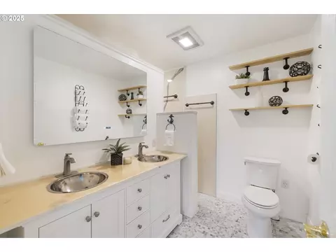Bath - 23851 Schultz Rd NE, Aurora, OR 97002 photo 1 of 4