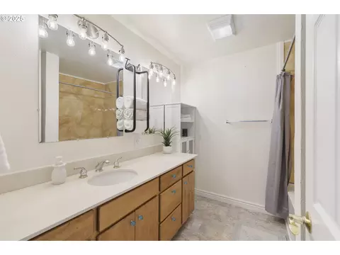 Bath - 23851 Schultz Rd NE, Aurora, OR 97002 photo 3 of 4