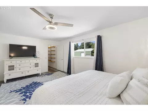 Bedroom - 23851 Schultz Rd NE, Aurora, OR 97002 photo 2 of 5
