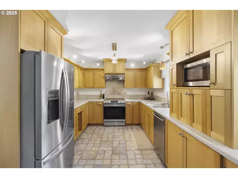 Kitchen - 23851 Schultz Rd NE, Aurora, OR 97002 photo 1 of 5