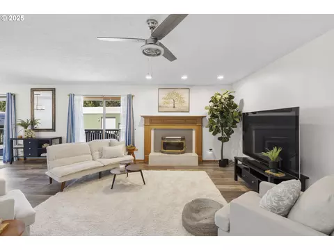 Living - 23851 Schultz Rd NE, Aurora, OR 97002 photo 1 of 3