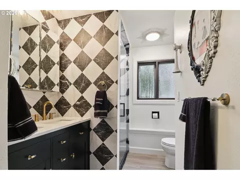 Bath - 1859 SW Angeline Ave, Gresham, OR 97080 photo 3 of 3