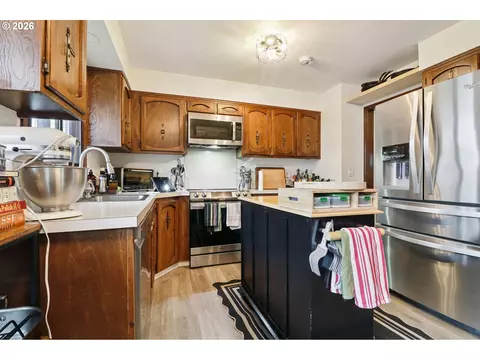 Kitchen - 1859 SW Angeline Ave, Gresham, OR 97080 photo 2 of 2