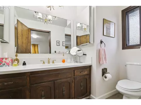 Bath - 1859 SW Angeline Ave, Gresham, OR 97080 photo 2 of 3