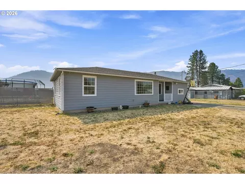 203 Alameda St, Myrtle Creek, OR 97457