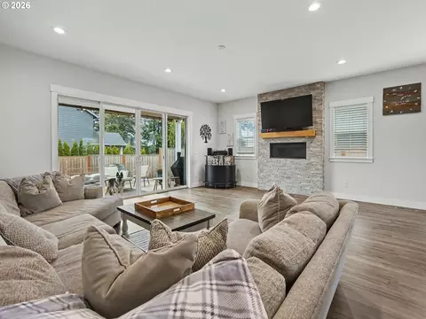 Living - 38005 Juniper St, Sandy, OR 97055 photo 2 of 2