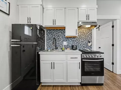 Kitchen - 38005 Juniper St, Sandy, OR 97055 photo 8 of 8