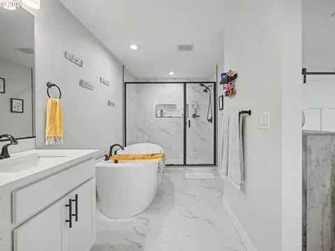 Bath - 38005 Juniper St, Sandy, OR 97055 photo 3 of 6