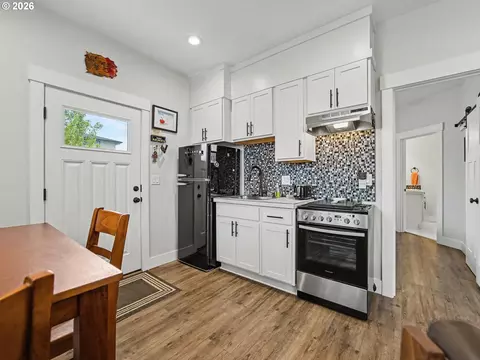 Kitchen - 38005 Juniper St, Sandy, OR 97055 photo 7 of 8