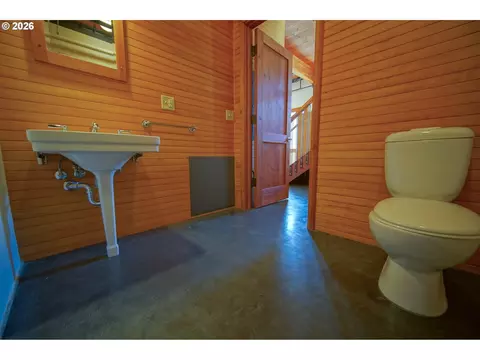 Bath - 321 Mill St #5, Eugene, OR 97401 photo 1 of 5