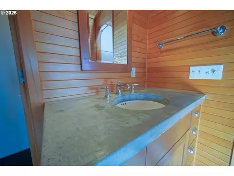 Bath - 321 Mill St #5, Eugene, OR 97401 photo 3 of 5