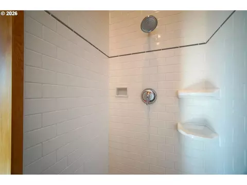 Bath - 321 Mill St #5, Eugene, OR 97401 photo 5 of 5
