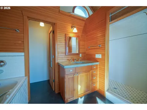 Bath - 321 Mill St #5, Eugene, OR 97401 photo 2 of 5