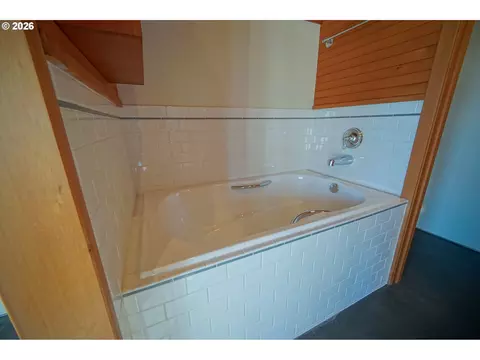 Bath - 321 Mill St #5, Eugene, OR 97401 photo 4 of 5