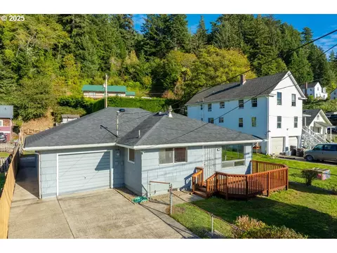 665 Front St, Gardiner, OR 97441